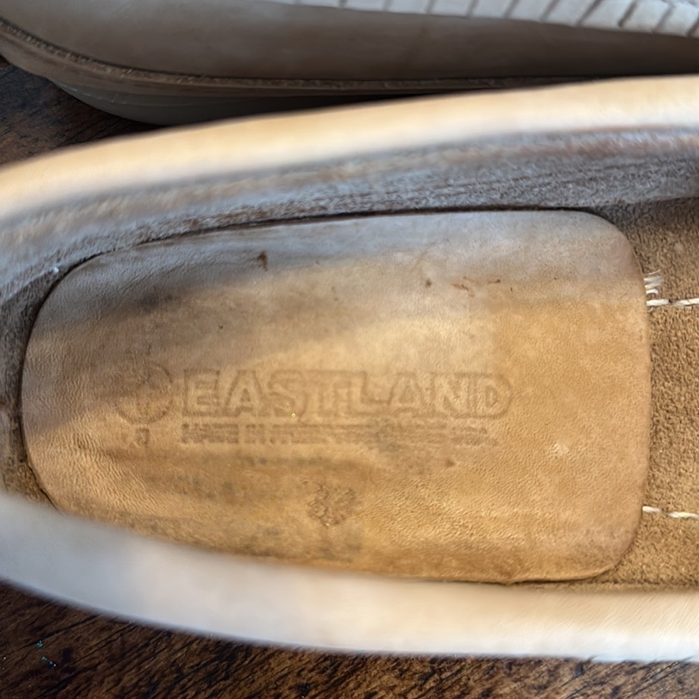 Eastland Light Tan Leather Moccasin Loafers with Bow - Picture 7 of 9